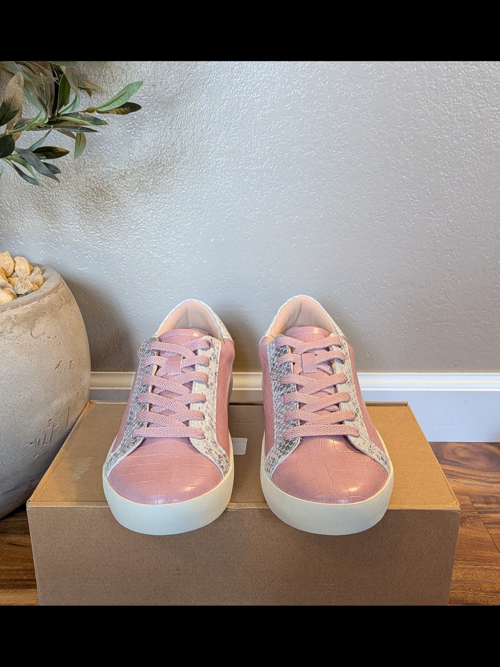 NWT! Journee Collection Lace Up PINK Crocodile Print Sneakers Size 8.5M - Picture 5 of 6